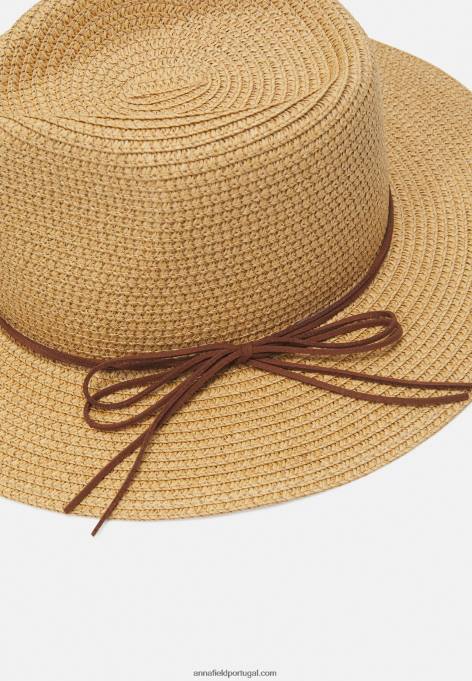 mulheres chapéu bege F4BZ0D2719 Anna Field