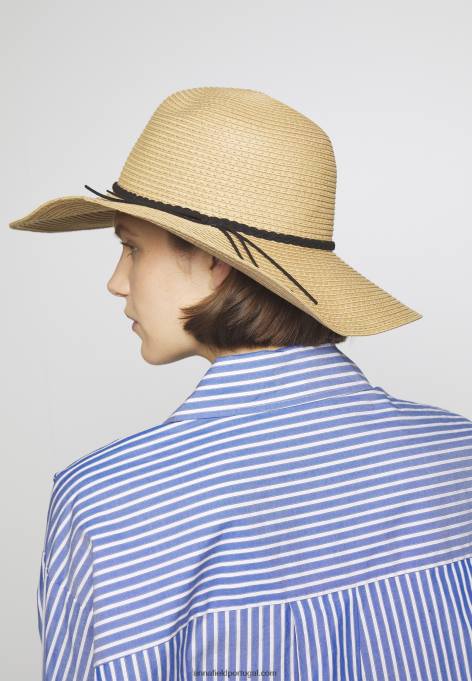 mulheres chapéu bronzeado F4BZ0D2716 Anna Field