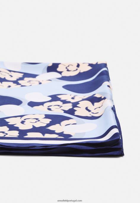 mulheres lençol azul F4BZ0D2843 Anna Field