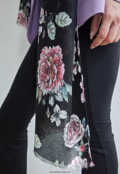 mulheres lençol preto F4BZ0D2839 Anna Field