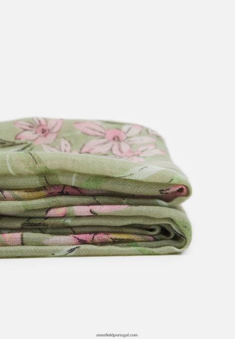 mulheres lençol verde F4BZ0D2842 Anna Field