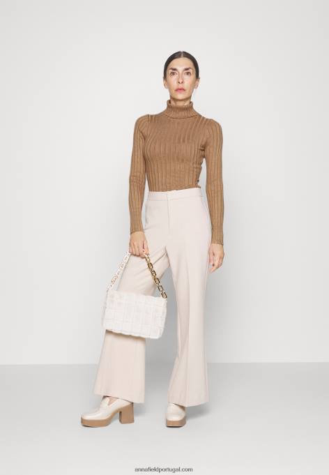 mulheres camelo saltador F4BZ0D845 Anna Field