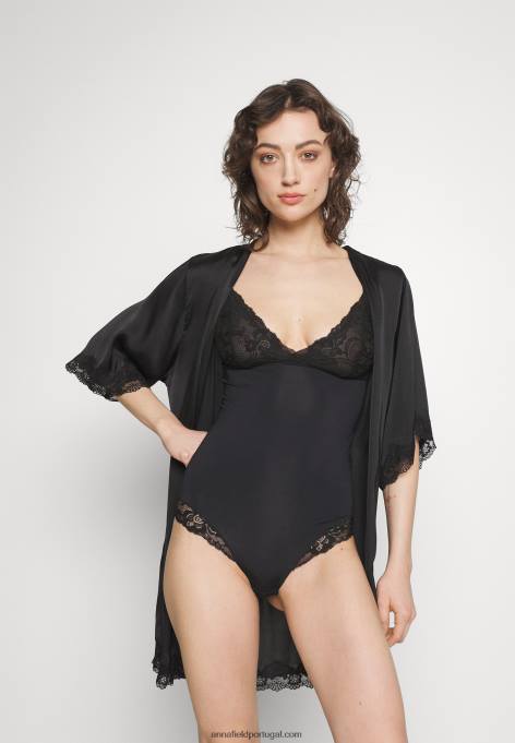 mulheres corpo preto F4BZ0D1024 Anna Field