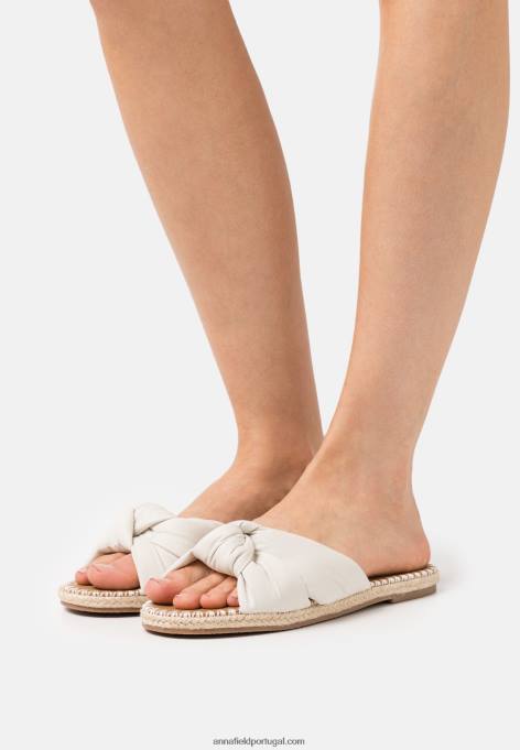 mulheres mulas brancas F4BZ0D1871 Anna Field