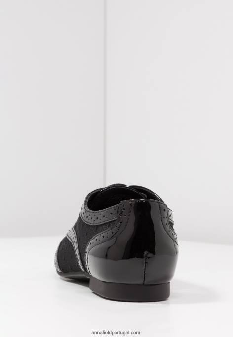 mulheres rendas pretas F4BZ0D1853 Anna Field