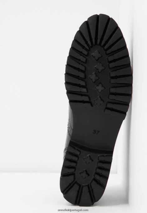 mulheres rendas pretas F4BZ0D1857 Anna Field